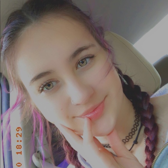 Meet your Posher, Becca - Picture 4 of 7